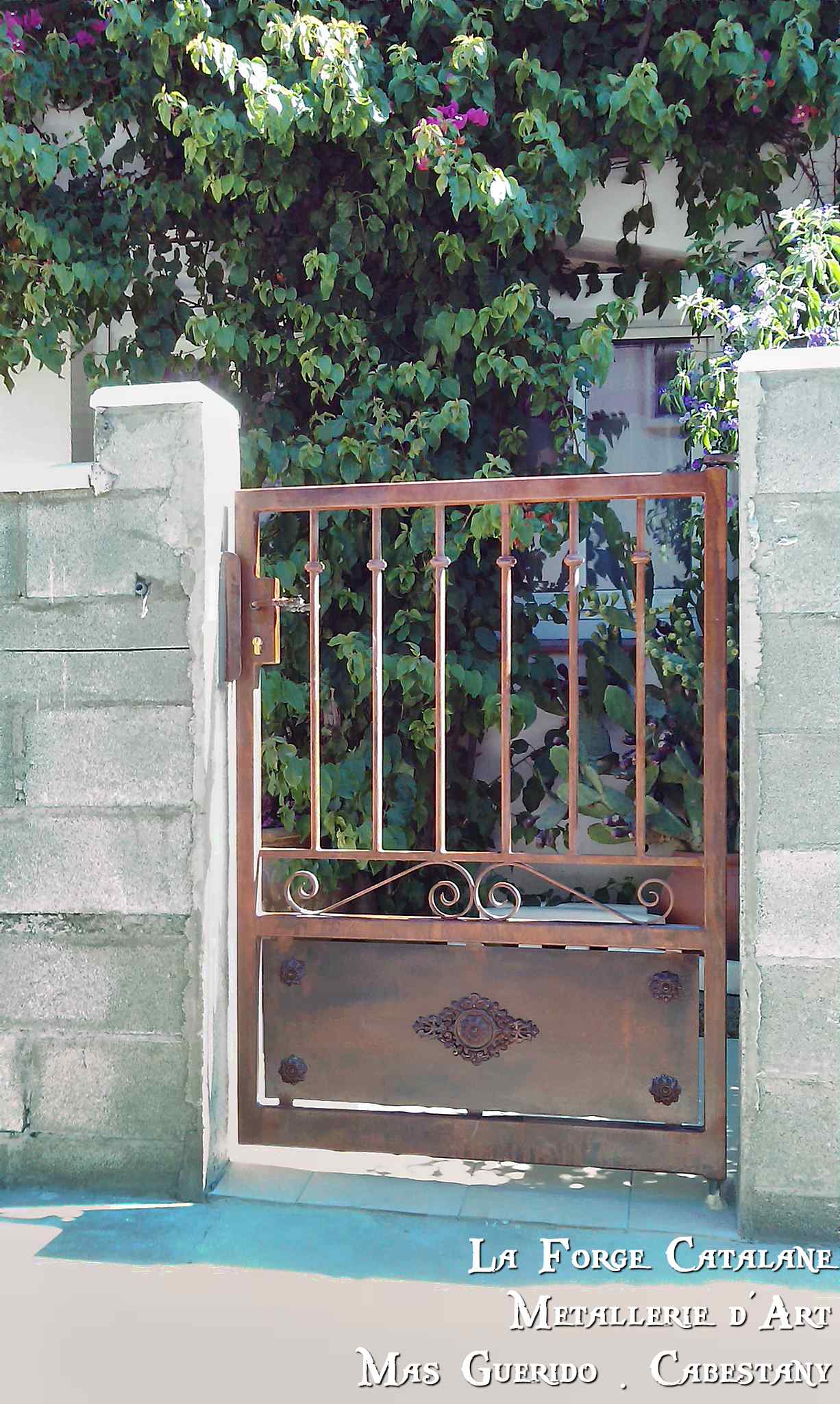 portillon soubassement tole barreaudage vertical bagues olivesforge catalane.jpg